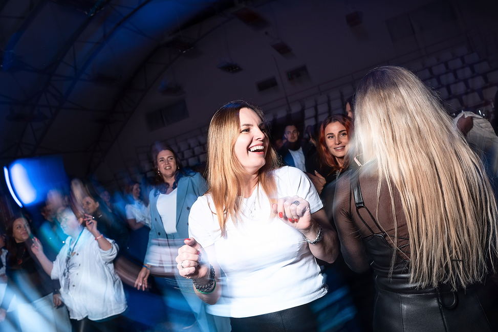 Участницы Rent Club танцуют на встрече